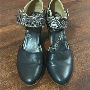 Arturo Chiang Black and Silver Embroidered Heels